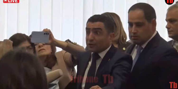 Ոստիկա՛ն կանչեք. լարված իրավիճակ. Ռոմանոս Պետրոսյանը հունից դուրս եկավ. տեսանյութ