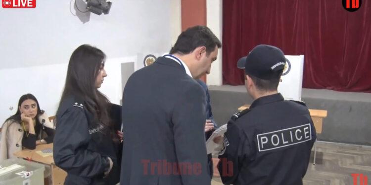 Ոստիկանները 14/10 տեղամասում հարցաքննում են. տեսանյութ