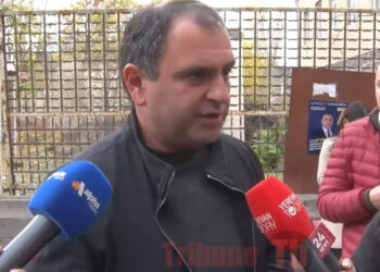 Մեխակյանի պաստառը՝ 14/10 ընտրատեղամասի մոտ. խախտում է, վերածել են Հյուսիսային Կորեայի. տեսանյութ