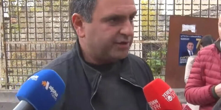 Մեխակյանի պաստառը՝ 14/10 ընտրատեղամասի մոտ. խախտում է, վերածել են Հյուսիսային Կորեայի. տեսանյութ