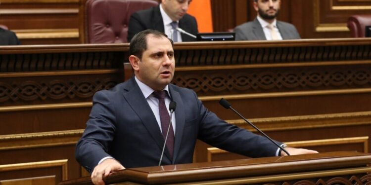 Սուրեն Պապիկյանը քաղաքացիներին կոչ արեց խմբեր կազմել և ծանոթանալ ձեռքբերված սպառազինությանը