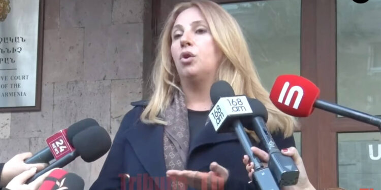 Հա´մ տուալետ է, հա´մ ննջասենյակ, փոքր խուց է` ուղղակի վարագույրով բաժանված. տեսանյութ