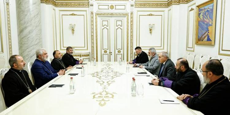 Որոշ հոգևորականներ պատանդ են Նիկոլ Փաշինյանի ձեռքում․ «Հրապարակ»