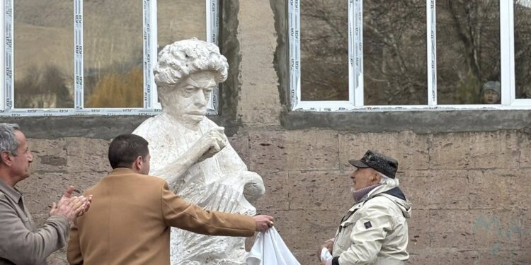 Ես Պարույր Սևակի կերպարը չէ, գաղափարն եմ քանդակել. Լևոն Թոքմաջյան