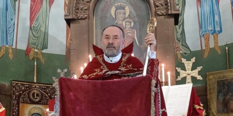 Ոչ թե Առաքել Սրբազանն է հանձնարարել, որ պատարագին հնչեցնեն Վեհափառ Հայրապետի անունը, այլ քահանաներն ասել են՝ եթե պետք է զեղչեն Վեհափառի անունը՝ պատարագ չեն մատուցելու