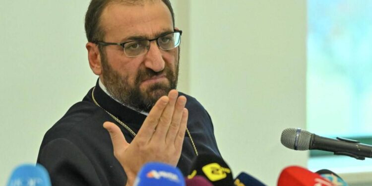 Խուզարկություններ են կատարվել Արշակ Սրբազանի քեռու և քեռու դստեր բնակարաններում