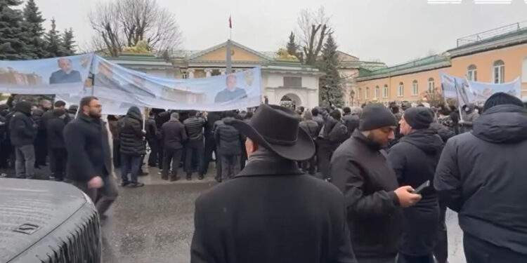 Մոսկվայում Փաշինյանին դիմավորել են Հայաստանի դեսպանատան դիմաց կազմակերպված հանրահավաքով. տեսանյութ