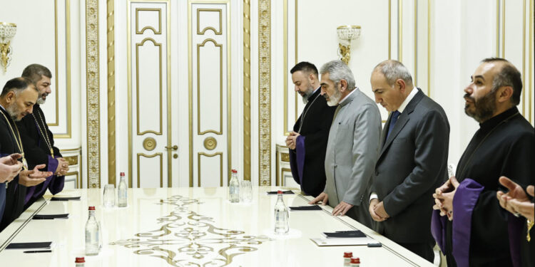 Կոչ ենք անում հոգևոր մեր եղբայրներին չտրվել սադրանքների․ Փաշինյանի հետ հանդիպած եպիսկոպոսները հայտարարություն են տարածել