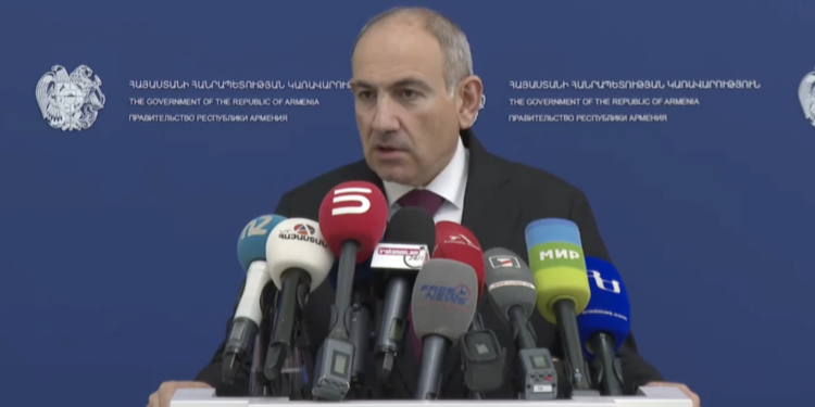 Ես ո՞վ եմ, որ ուղղորդեմ 10 եպիսկոպոսներին, բայց ես նրանց աջակցում եմ. Փաշինյան