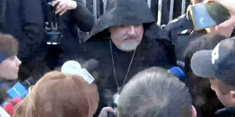 Զանգել եմ երկու եպիսկոպոսների, բայց անպատասխան մնաց, աղոթեցեք մեր ժողովրդի համար․ Վահան սրբազան