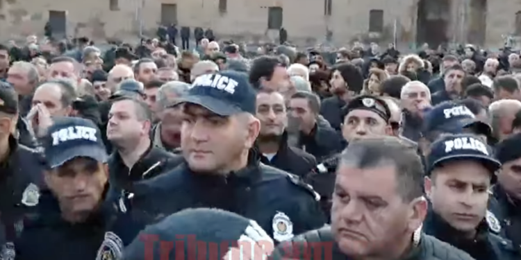 Վեհա-փա՜ռ․լարված իրավիճակ Մայր Տաճարում,քաղաքացիները ողջունում են Գարեգին Բ Ամենայն Հայոց Հայրապետին