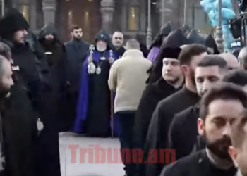 Հավատավոր ժողովուրդը դիմավորում է Մայր Տաճար եկող Ամենայն Հայոց Հայրապետին