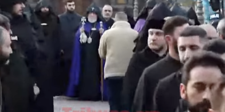 Հավատավոր ժողովուրդը դիմավորում է Մայր Տաճար եկող Ամենայն Հայոց Հայրապետին