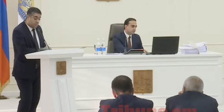 Իմ հարցերը ձեզ համար ընկալելի չեն․ տարեվերջյան նիստը քաղաքապետարանում ընթանում է լարված մթնոլորտում