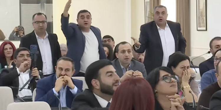 Շատ եք լոճվել, հեսա կնեղացնենք, մեր համեստությունից չօգտվեք․Ավինյանը բարկացած սպառնաց ավագանիներին