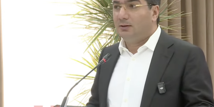 Մի հատ Կճոյանին զանգեք, թող գա իր բենթլիով հանգստացնի, պարո՛ն Խաչատրյան, ձեզ աղջիկ չեն տա․․․