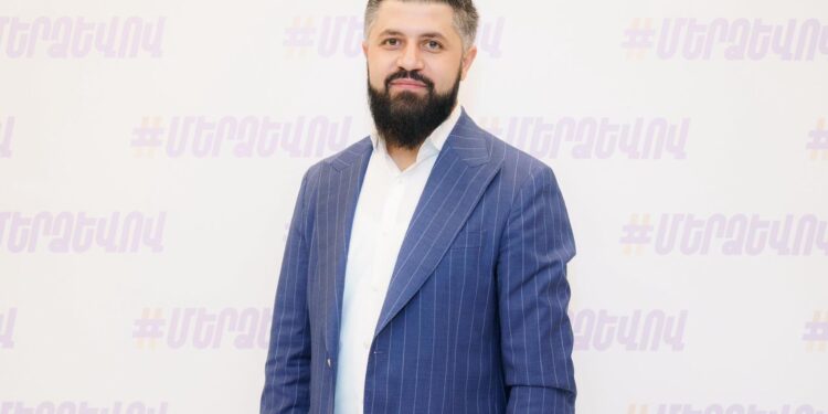 Ալեքսան Ալեքսանյանը՝ Վահագն Ալեքսանյանին. «Քաղաքական քաշ հավաքիր, հետո նոր բանավիճիր»