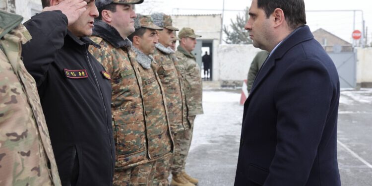Պաշտպանության նախարարն այցելել է զորամաս և հանդիպել սպայական կազմի հետ