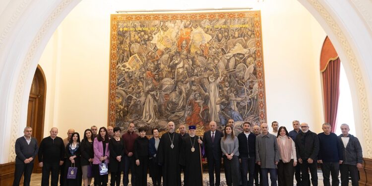 Գարեգին Երկրորդ Ամենայն Հայոց Կաթողիկոսը հանդիպել է Մայր Աթոռի աշխարհական աշխատակիցների հետ