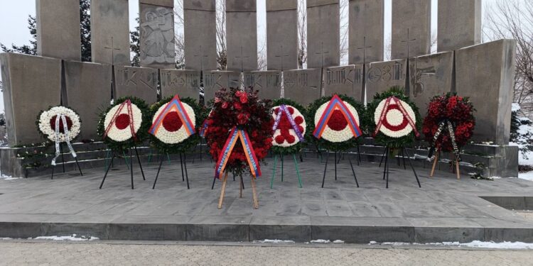 Բանակի օրվա առթիվ Սերժ Սարգսյանի անունից ծաղկեպսակ է դրվել «Եռաբլուր» զինվորական պանթեոնում