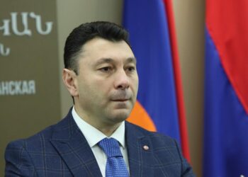 Շարմազանովը քննադատում է վարչապետի միջամտությունը եկեղեցու գործերին