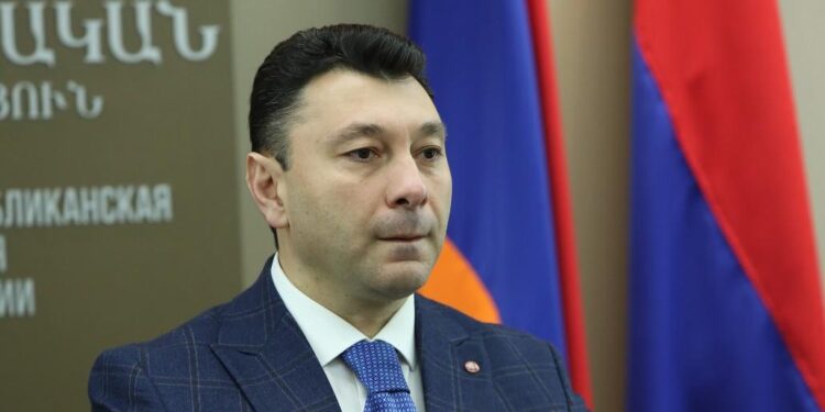 Շարմազանովը քննադատում է վարչապետի միջամտությունը եկեղեցու գործերին