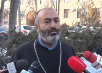 Առանց ՀԴՄ եկեղեցում կոշիկ էր վաճառում, Գևորգ սրբազանը իր հասակի պատճառով կոմպլեքսներ ունի