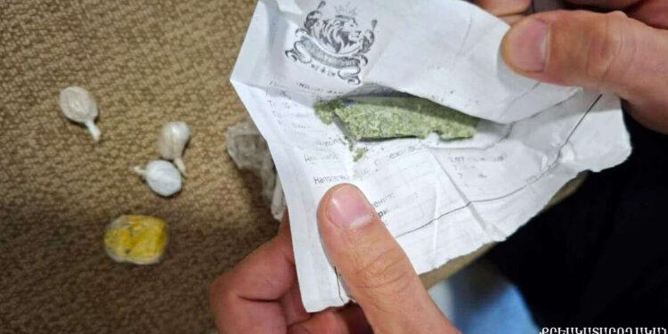 Վանաձորում փաստաբանը ձերբակալվել է թմրամիջոցներ փոխանցելու փորձի համար