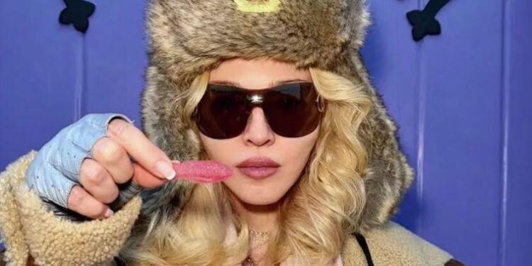 Ուկրաինացիները հարձակվել են Մադոննայի վրա Խորհրդային ատրիբուտիկայով լուսանկարի պատճառով