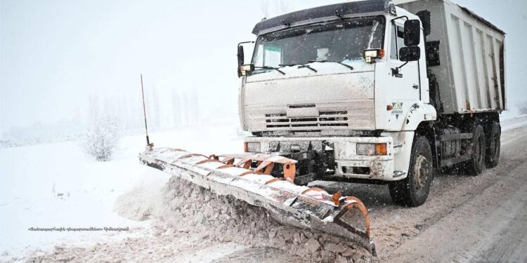 Շարունակվում են ավտոճանապարհների մաքրման և աղ-ավազով մշակման աշխատանքները