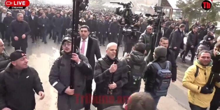 ՔՊ-ականների քայլերթը, ուղղությունը՝ Սուրբ Աննա եկեղեցի․ ովքե՞ր կան շարքում