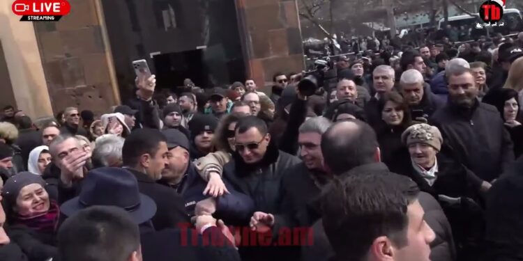 «Մաքրվե՜ք, մաքրվե՜ք»․ լարված իրավիճակ՝ եկեղեցու բակում