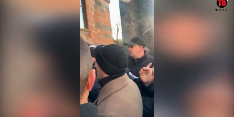 Խայտառակ պատկեր՝ Թալինում. ոստիկանները փակել են եկեղեցու դուռը՝ Սուրբ Զատիկին