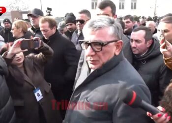 Լավ եմ արել, միացել եմ․ դու ո՞վ ես, որ ինձ հարցնես. Սուքիասյանը` լրագրողին