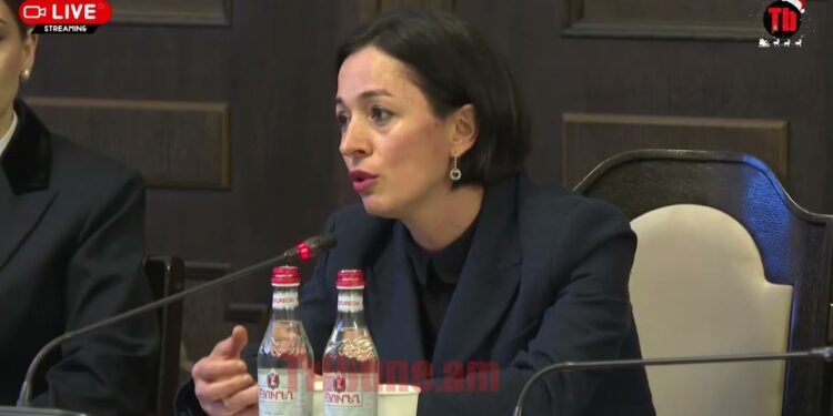 Դեկտեմբերի 31-ին Օպերայի դահլիճը լեփ-լեցուն էր, բայց սրճարանները փակ էին, սա զարմանալի էր ինձ համար