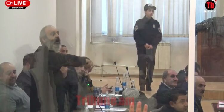 Չմիջամտե՛ս ընդհանրապես․ սրբազանը՝ դատախազին. իրավիճակը դատարանում կրկին լարվեց