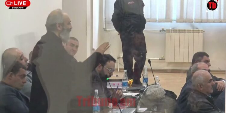 Եթե ձեզ դուր չի գալիս տղամարդ լինելը, մի եղեք․ լարված իրավիճակ դատարանում