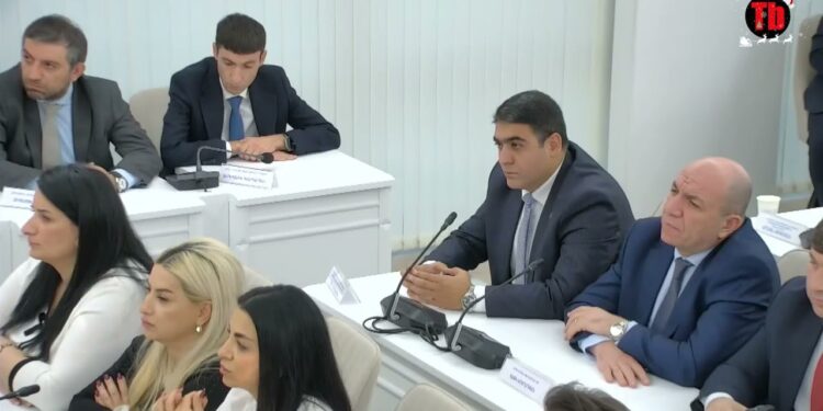 Դժգոհ եմ վարչական շրջանների աշխատանքից,խանութի տերը ասում է՝ փող պիտի տաք սրա համար, պարտավոր է ինքը