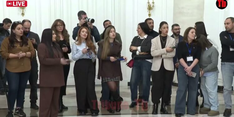 Վեճ՝ լրագրողի ու Փաշինյանի հետ. ձեռքերի շարժումներ չանե՛ք, հանգի՛ստ