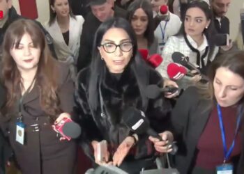 Կռիվ՝ ԱԺ-ում. ինչպես են լրագրողներին դուրս հանում ԱԺ-ից