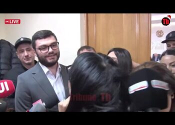 Թեժ իրավիճակ՝ ԱԺ-ում. «ձեր կոկորդի՛ն է մնալու».լրագրողներին դուրս են հանում