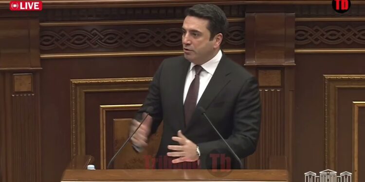 Դուք վատ աշակերտի պես դասի չեք գալիս, ամեն առավոտ ձեր բացակաները կհրապարակեմ. Սիմոնյան