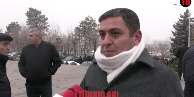 Եթե գայլերը քեզ սպառնում են ու չես կարող առյուծ դառնալ, գոնե պիտի ոզնի դառնալ, որ քեզ կուլ չտան