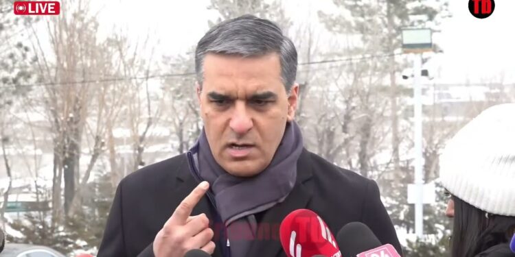 Չհասկացա, որևէ մեկը կարող է ասի, որ մենք ուժեղ չպիտի՞ լինենք, սրան քծնենք, նրան քծնե՞նք. Թաթոյան