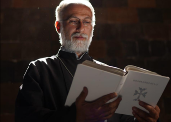 Փորձում են խոչընդոտել հոգևորականների մուտքը եկեղեցի․ Տեր Պսակ քահանա Մկրտչյան