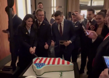 Ամերիկացի հանրապետականները կիսել և կերել են Գրենլանդիայի տեսքով տորթը