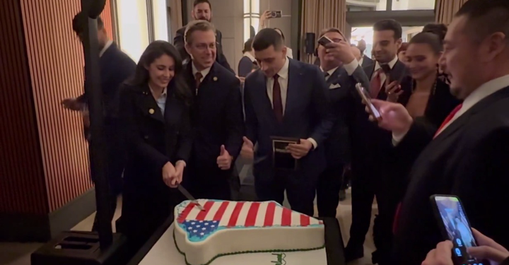 Ամերիկացի հանրապետականները կիսել և կերել են Գրենլանդիայի տեսքով տորթը