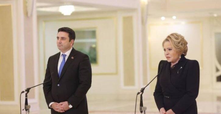 Մի կողմն ասում է «а теперь я Наташа», մյուս կողմը «а теперь обмани меня». «Հրապարակ»