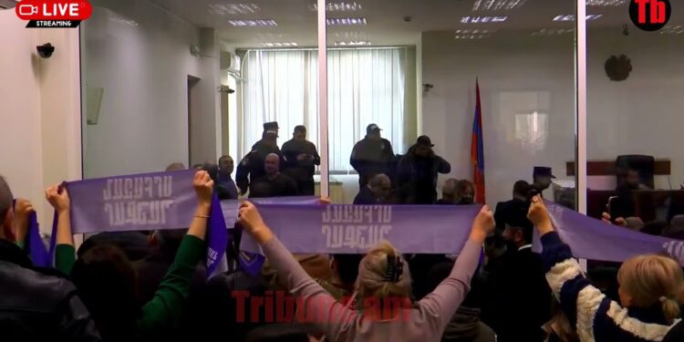 Ակցիա՝ դատարանում. ինչպես են դիմավորում Բագրատ սրբազանին