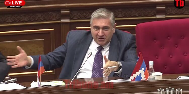 «Ի՞նչ կապ ունեք այս օրենքի հետ, ձեր գործով զբաղվեք». Խաչատրյանը՝ Հայրապետյանին